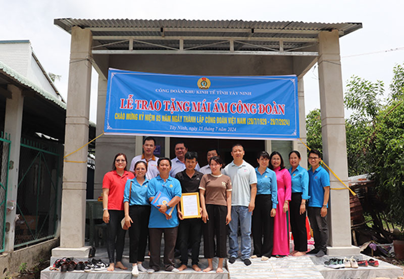 Công đoàn Khu kinh tế tỉnh Tây Ninh trao tặng Mái ấm Công đoàn cho gia đình anh Nguyễn Hoàng Phương. Ảnh: Quốc Huy