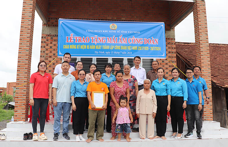 Tay Ninh Provincial Economic Zone Trade Union awarded the Trade Union Shelter to Mr. Nguyen Van Khoe's family. Photo: Quoc Huy