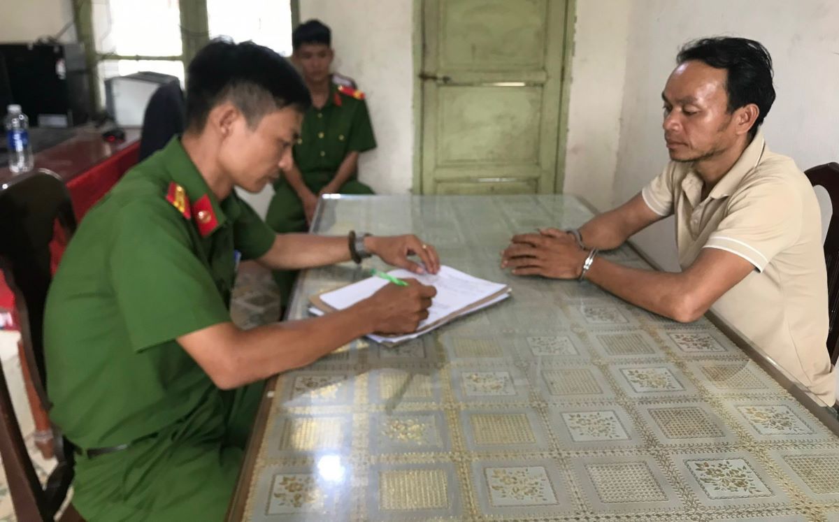 Đối tượng Ai Can - người liên quan vụ tai nạn giao thông rồi điều khiển xe bỏ trốn bị tạm giữ tại cơ quan công an. Ảnh: Công an Cam Lộ.
