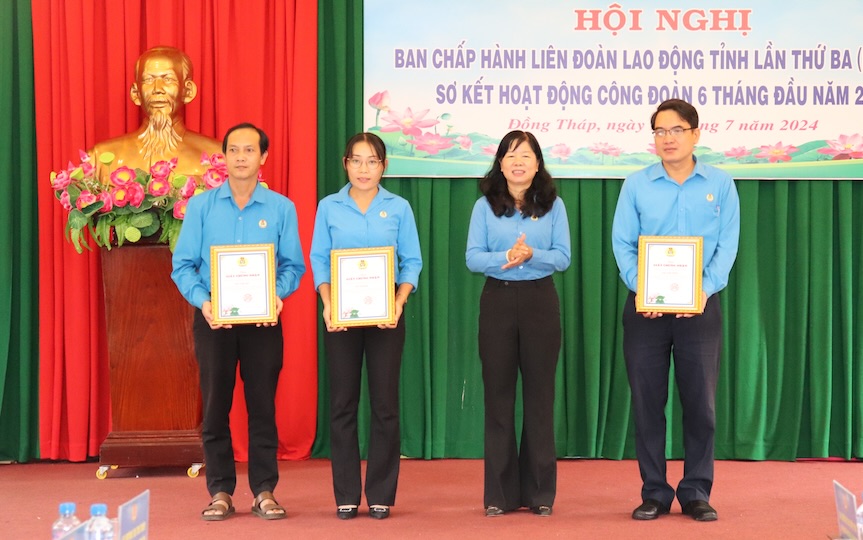 Chủ tịch LĐLĐ tỉnh Đồng Tháp Huỳnh Thị Tuyết Vui trao giải tập thể cho các đơn vị tham gia cuộc thi trực tuyến. Ảnh: Lưu Hùng
