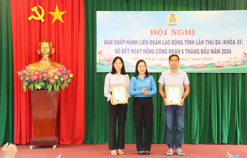 Phó Chủ tịch LĐLĐ tỉnh Đồng Tháp Huỳnh Thị Thu Thuỷ trao giải nhất cho thí sinh Hà Minh Sang và thí sinh Hà Thị Thanh Tuyền. Ảnh: Lưu Hùng