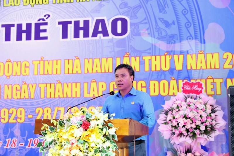 Chủ tịch Liên đoàn Lao động tỉnh Hà Nam Lê Văn Hà phát biểu khai mạc giải. Ảnh: LĐLĐ tỉnh Hà Nam
