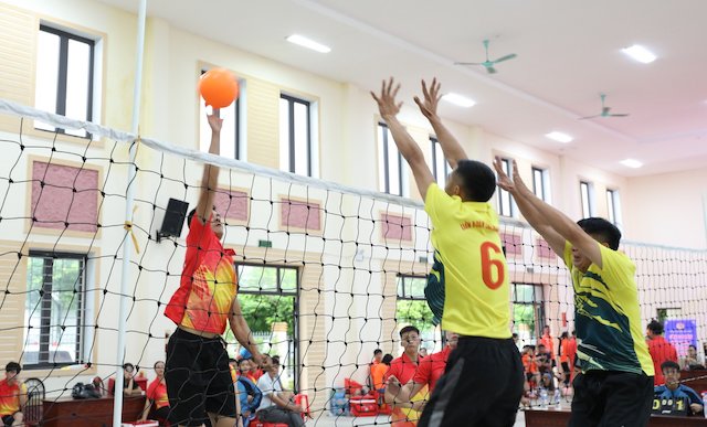 The athletes are workers and civil servants competing in volleyball. Photo: Confederation of Labor of Ha Nam province