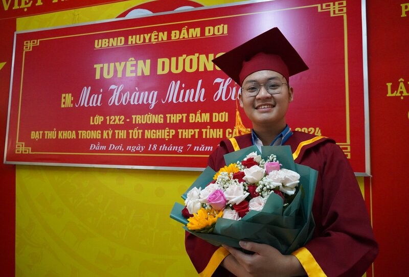 Mai Hoàng Minh Hiếu tại buổi tuyên dương. Ảnh: Nhật Hồ