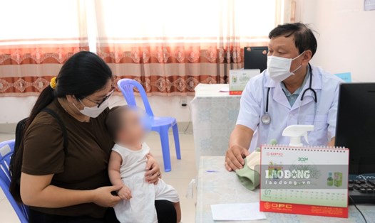 Bác sĩ tư vấn tình hình bệnh bạch hầu cho người dân tại TP Cần Thơ. Ảnh: Phong Linh