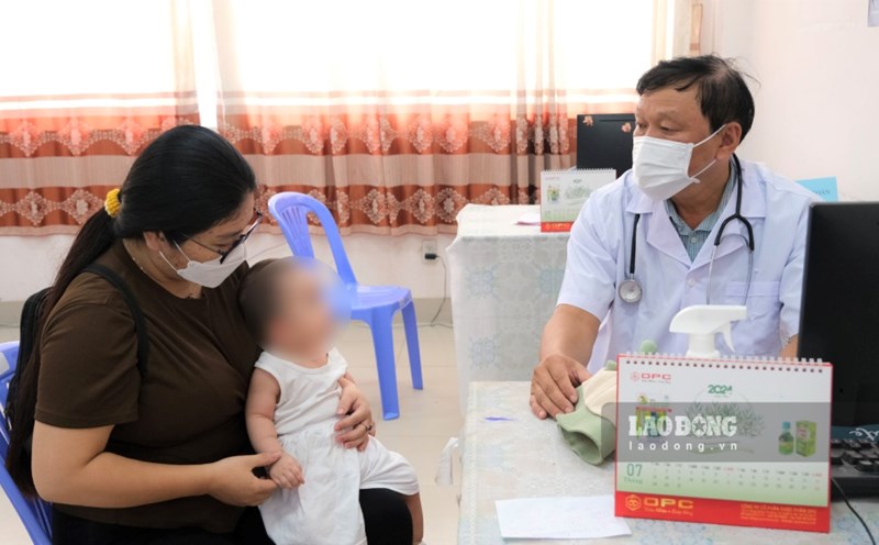 Bác sĩ tư vấn tình hình bệnh bạch hầu cho người dân tại TP Cần Thơ. Ảnh: Phong Linh