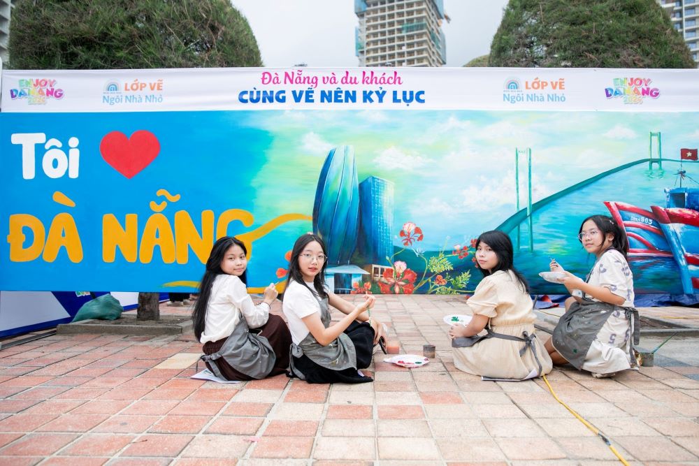Tre em trai nghiem ve tranh theo chu de “Da Nang va du khach cung ve nen ky luc”. Anh: TT