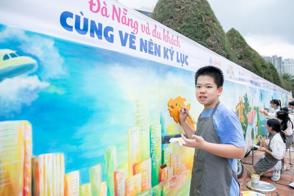 Trẻ em trải nghiệm nặn tò he, vẽ tranh về Đà Nẵng ở biển. Ảnh: TT