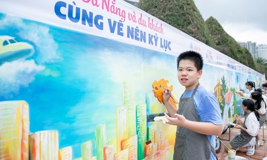 Trẻ em trải nghiệm nặn tò he, vẽ tranh về Đà Nẵng ở biển. Ảnh: TT