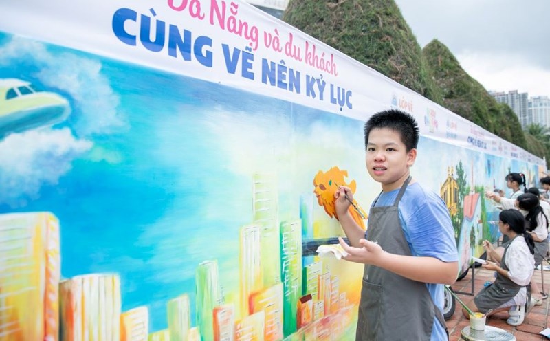 Trẻ em trải nghiệm nặn tò he, vẽ tranh về Đà Nẵng ở biển. Ảnh: TT