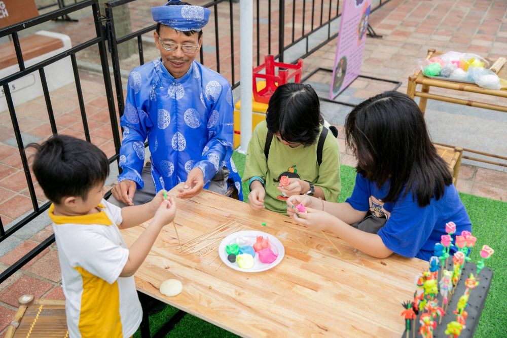 Nhieu em nho thich thu trai nghiem nan to he tai khu vuc cong vien bien Dong. Anh: TT