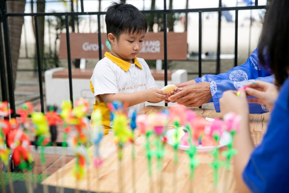 Trẻ em trải nghiệm nặn tò he, vẽ tranh về Đà Nẵng ở biển