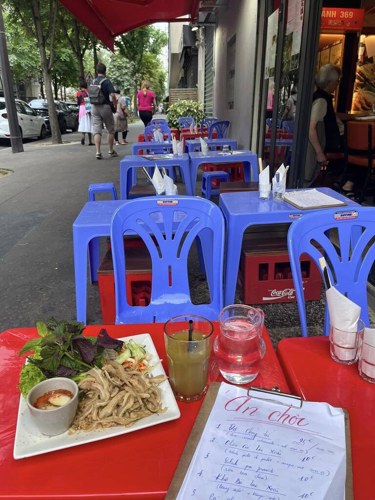 Không gian bài trí và thực đơn quán. Ảnh: NVCC