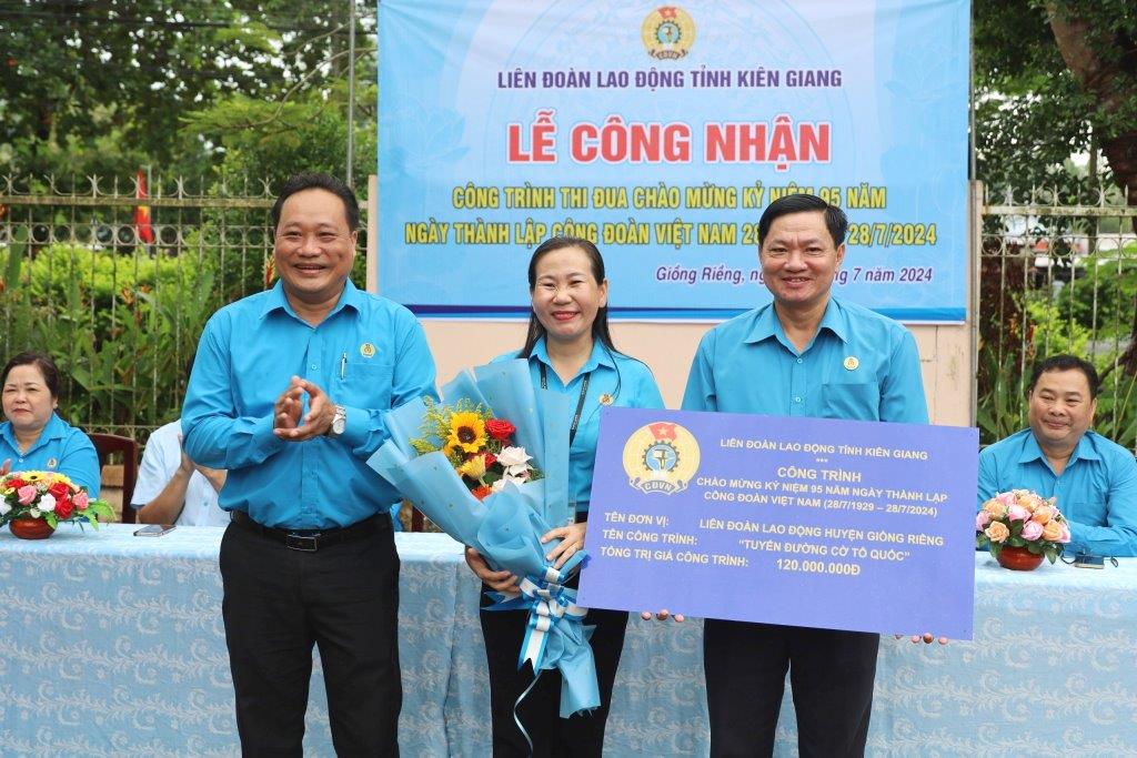 Phó Chủ tịch thường trực LĐLĐ tỉnh Kiên Giang Phạm Văn Đằng trao bảng công nhận công trình cho LĐLĐ huyện Giồng Riềng. Ảnh: Mỹ Linh