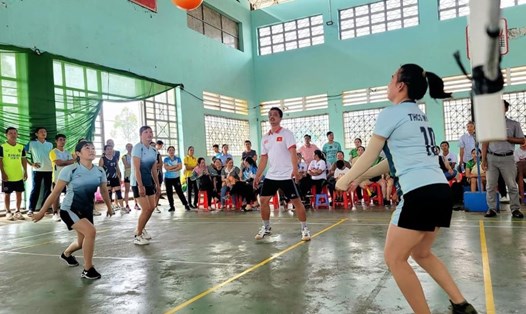 Các vận động viên tham gia sôi nổi giải bóng chuyền hơi. Ảnh: Công đoàn huyện Mỹ Tú