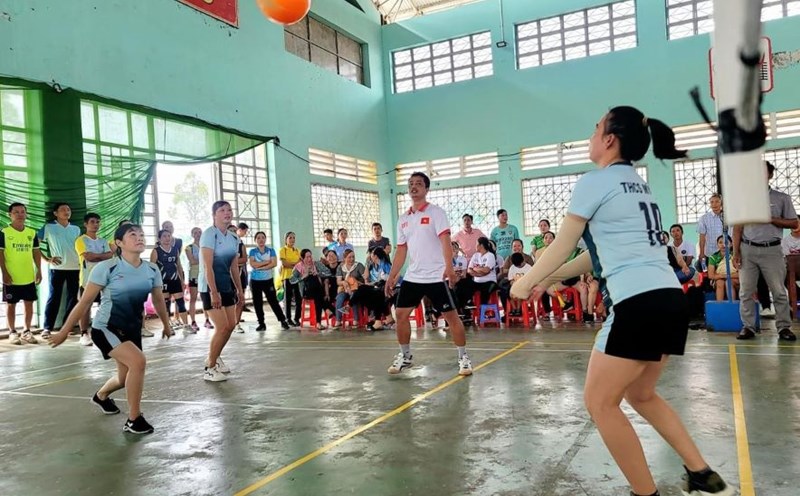 Các vận động viên tham gia sôi nổi giải bóng chuyền hơi. Ảnh: Công đoàn huyện Mỹ Tú