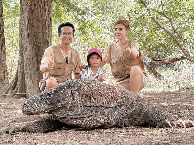 Minh Diep's family took commemorative photos at Komodo National Park. Photo: FBNV