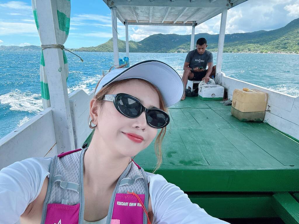 Ms. Diep took a boat to travel to the islands. Photo: FBNV