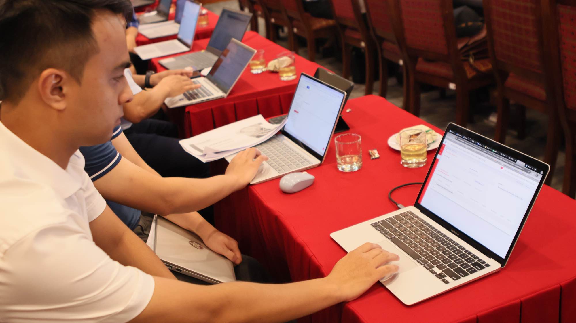 Báo cáo trực tuyến giúp giảm số lượng các văn bản báo cáo. Ảnh: Thảo Anh