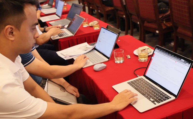 Báo cáo trực tuyến giúp giảm số lượng các văn bản báo cáo. Ảnh: Thảo Anh