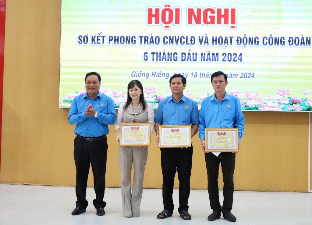 Phó Chủ tịch thường trực LĐLĐ tỉnh Phạm Văn Đằng trao bằng khen cho các tập thể, cá nhân. Ảnh: Mỹ Linh