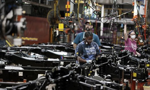 Một nhà máy sản xuất xe điện. Ảnh: AFP