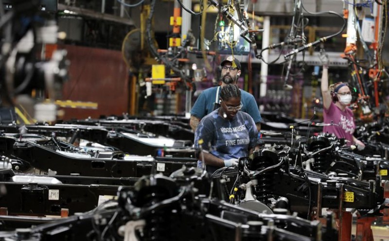 Một nhà máy sản xuất xe điện. Ảnh: AFP