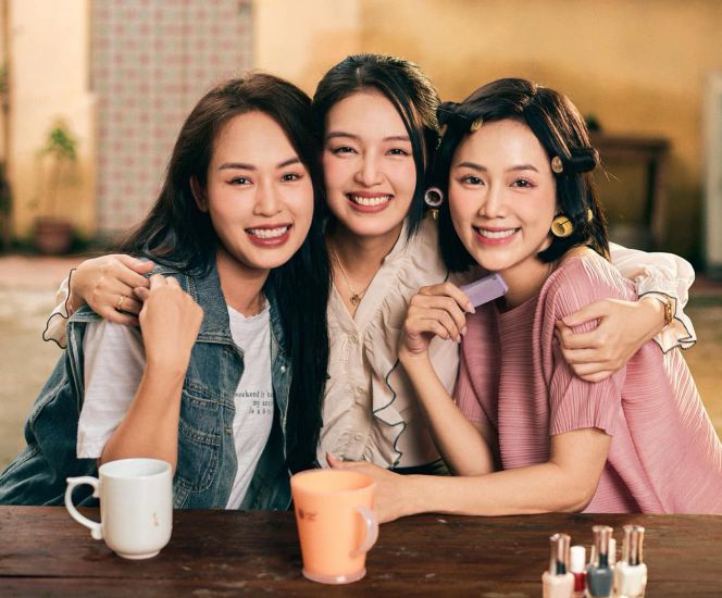 Nữ diễn viên Diễm Hằng (ngoài cùng bên trái) mong muốn truyền tải những thông điệp tích cực qua bộ phim “Sao Kim bắn tim sao Hỏa”. Ảnh: VFC