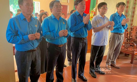 Đoàn công tác Tổng LĐLĐVN dâng hương đồng chí Nguyễn Đức Thuận. Ảnh: Lương Hà