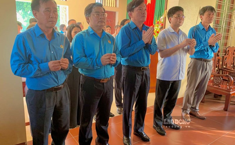 Đoàn công tác Tổng LĐLĐVN dâng hương đồng chí Nguyễn Đức Thuận. Ảnh: Lương Hà
