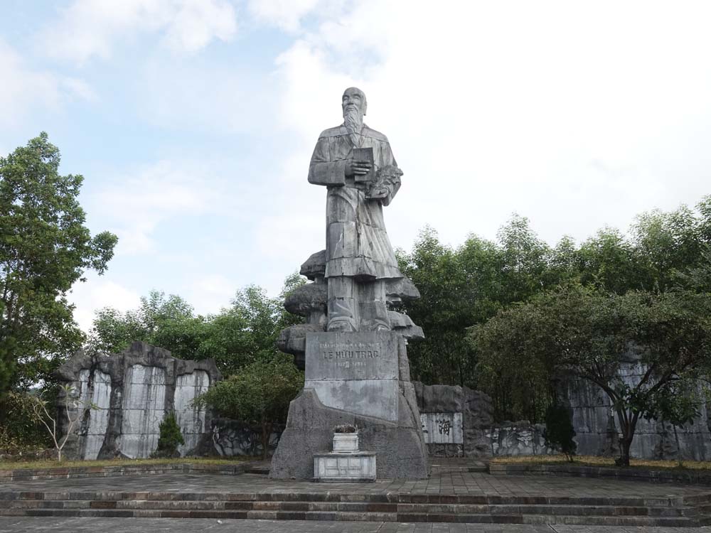 Monument of famous physician Hai Thuong Lan Ong Le Huu Trac in Son Trung commune, Huong Son district. Photo: Tran Tuan