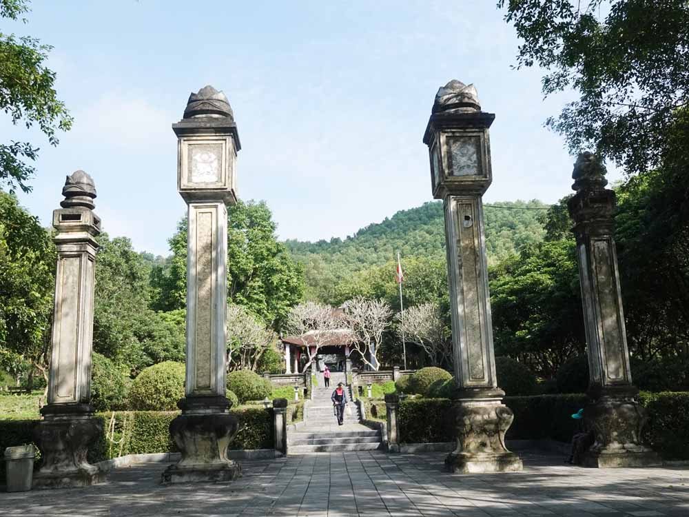 Bên trong khuôn viên di tích mộ Hải Thượng Lãn Ông. Ảnh: Trần Tuấn