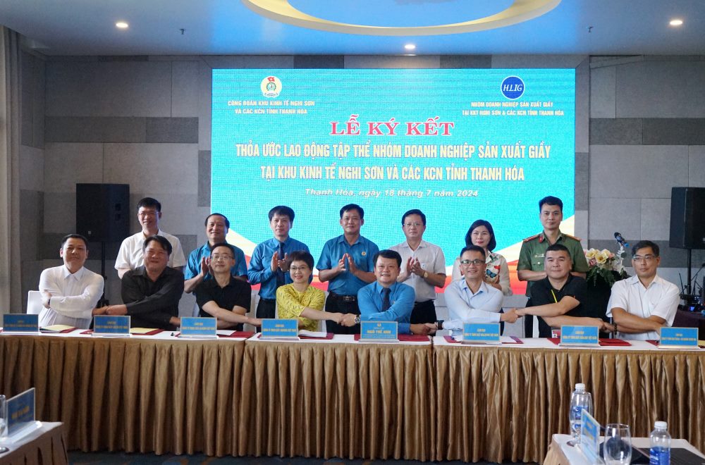 Signing collective labor agreements at shoe manufacturing enterprises. Photo: Quach Du