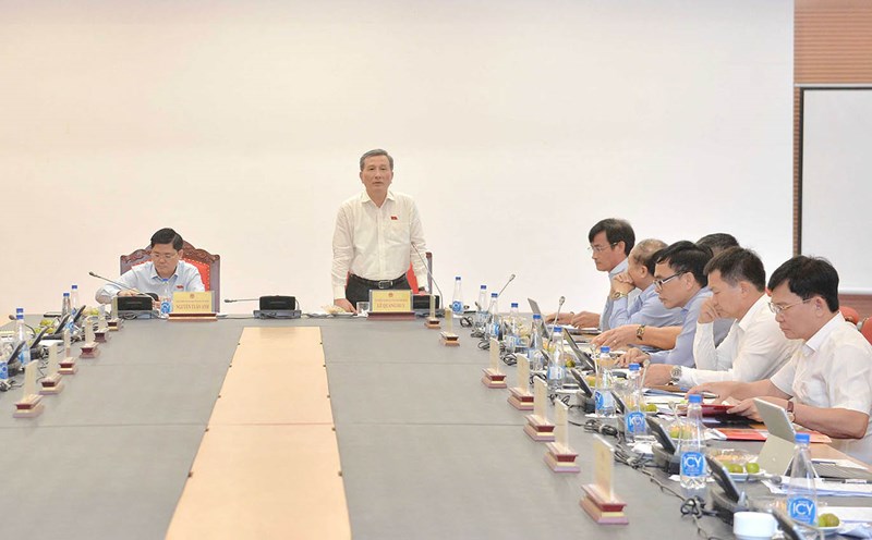 Thường trực Ủy ban Khoa học, Công nghệ và Môi trường cùng các đơn vị liên quan họp tiếp thu, chỉnh lý, hoàn thiện dự án Luật Địa chất và Khoáng sản. Ảnh: Hồ Long.