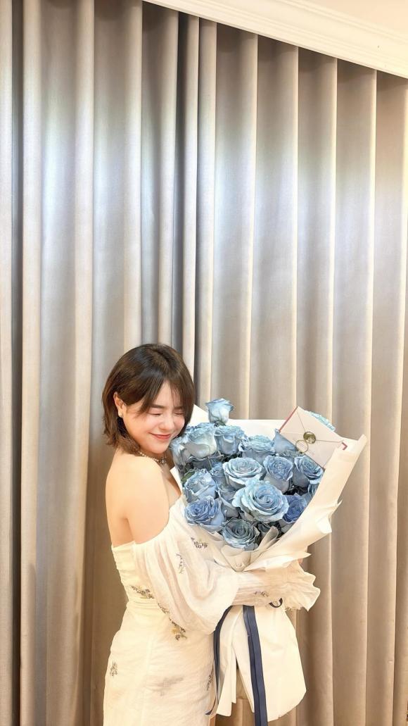 Thai Trinh was given flowers by her fiancé on her anniversary. Photo: Character Facebook