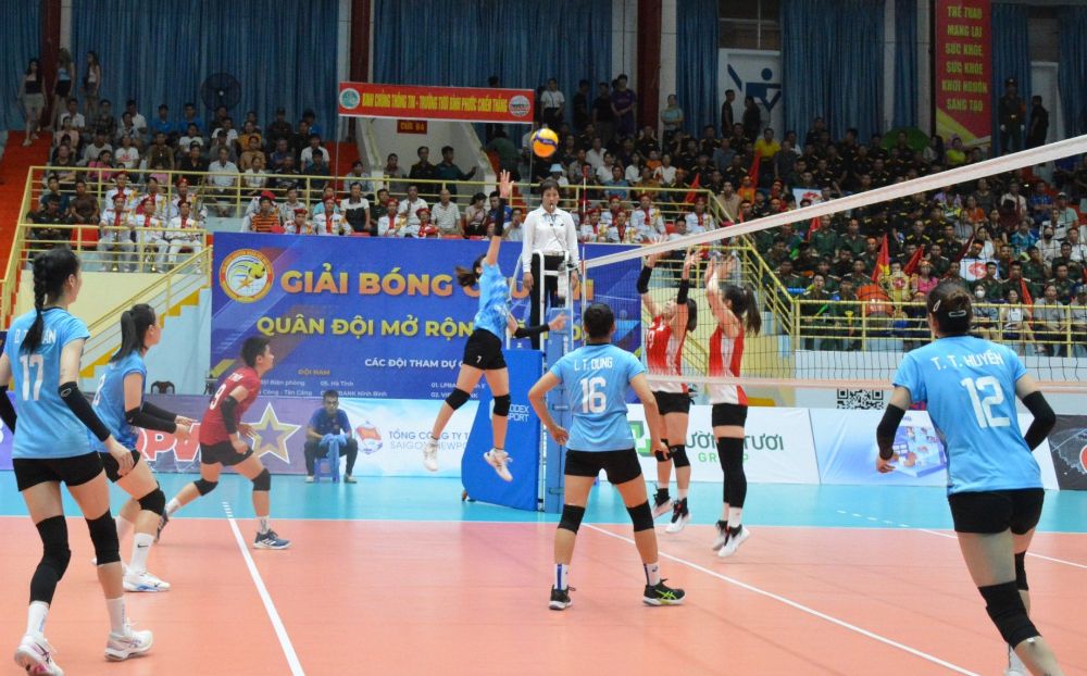 Set 2 witnessed Thanh Hoa's strong rise in the early stages. The introduction of veteran player Doan Thi Xuan helped the Thanh team have a good position.