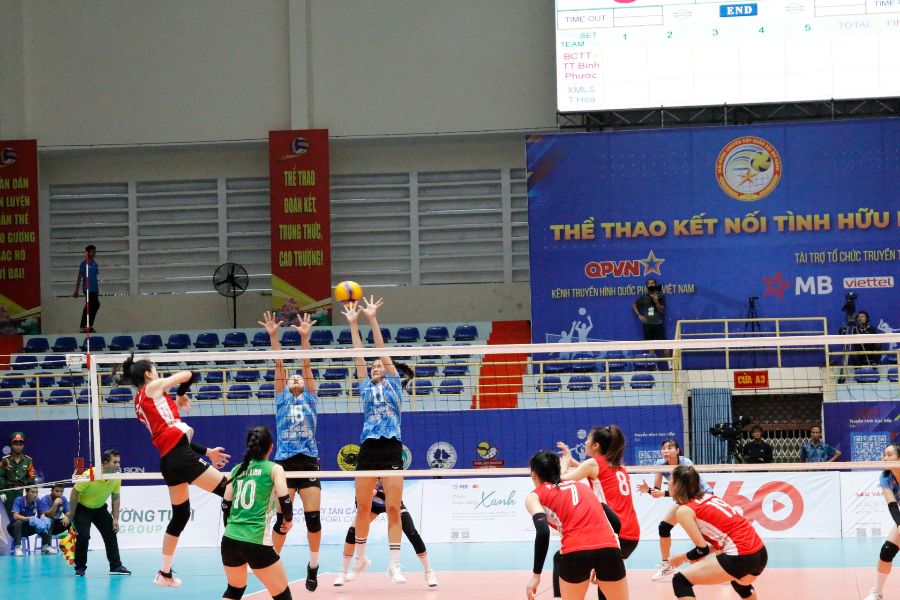 However, that is all that Thanh Hoa can do. The Information Soldiers gradually regained their spirit, made a breakthrough and won 25-18 in set 2.