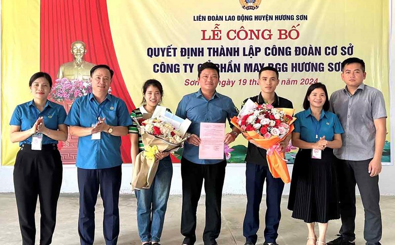 Lãnh đạo LĐLĐ tỉnh Hà Tĩnh và LĐLĐ huyện Hương Sơn tặng hoa chúc mừng Ban chấp hành Công đoàn cơ sở Công ty cổ phần May BGG Hương Sơn (Hà Tĩnh). Ảnh: Lê Văn Vỵ