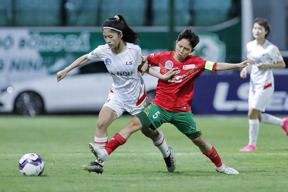 Hanoi I (white shirt) beat Ho Chi Minh City II 7-0. Photo: VFF