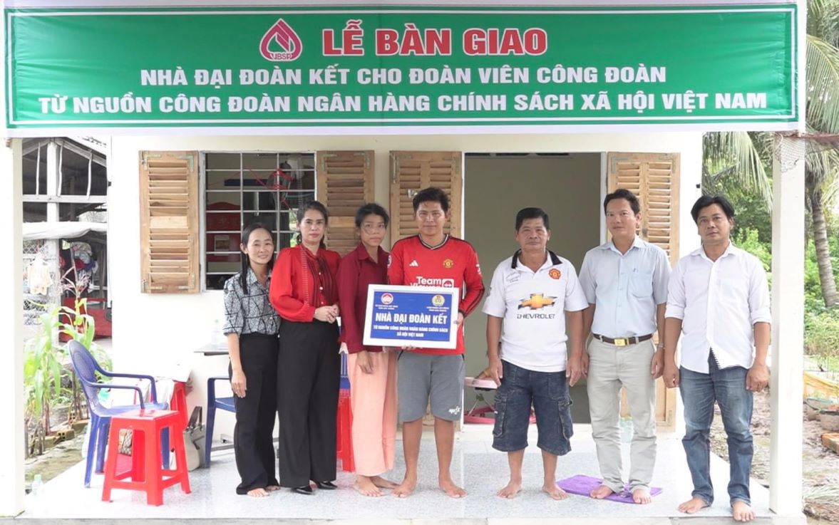 Đoàn viên Trần Minh Hoài - Nghiệp đoàn bốc xếp Cảng cá Trần Đề trong ngôi nhà mới. Ảnh: LĐLĐ huyện Trần Đề