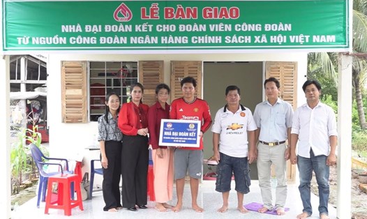 Đoàn viên Trần Minh Hoài - Nghiệp đoàn bốc xếp Cảng cá Trần Đề trong ngôi nhà mới. Ảnh: LĐLĐ huyện Trần Đề