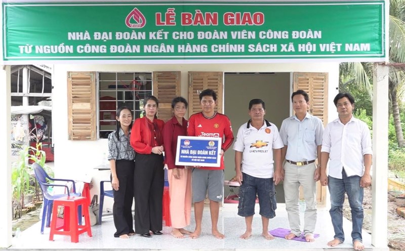 Đoàn viên Trần Minh Hoài - Nghiệp đoàn bốc xếp Cảng cá Trần Đề trong ngôi nhà mới. Ảnh: LĐLĐ huyện Trần Đề