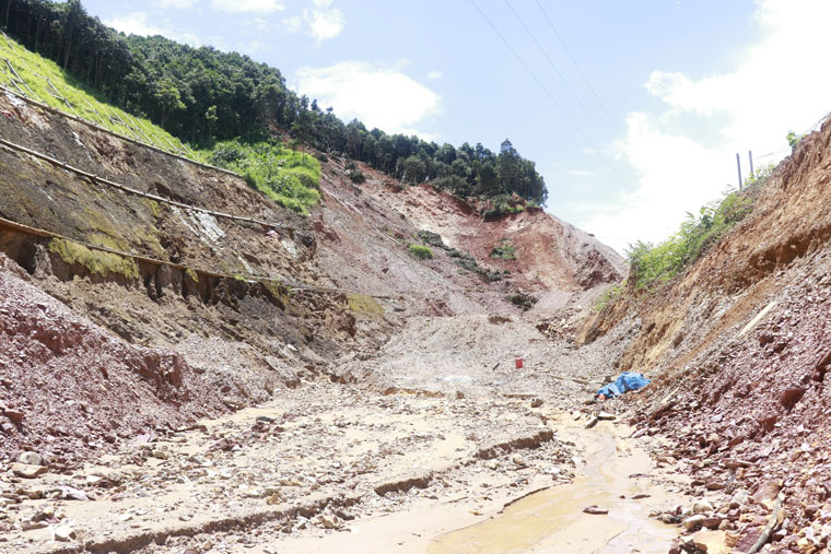  Quá trình thi công đường nối thị xã Nghĩa Lộ với cao tốc Nội Bài - Lào Cai thường xuyên xảy ra sạt trượt. Ảnh: Bảo Nguyên
