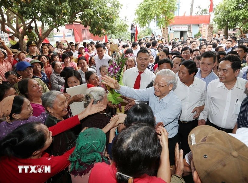 Tổng Bí thư Nguyễn Phú Trọng với nhân dân tại thôn Thượng Điện, xã Vinh Quang, huyện Vĩnh Bảo trong Ngày hội đại đoàn kết toàn dân tộc tại thành phố Hải Phòng (15.11.2017). Ảnh: Trí Dũng/TTXVN 