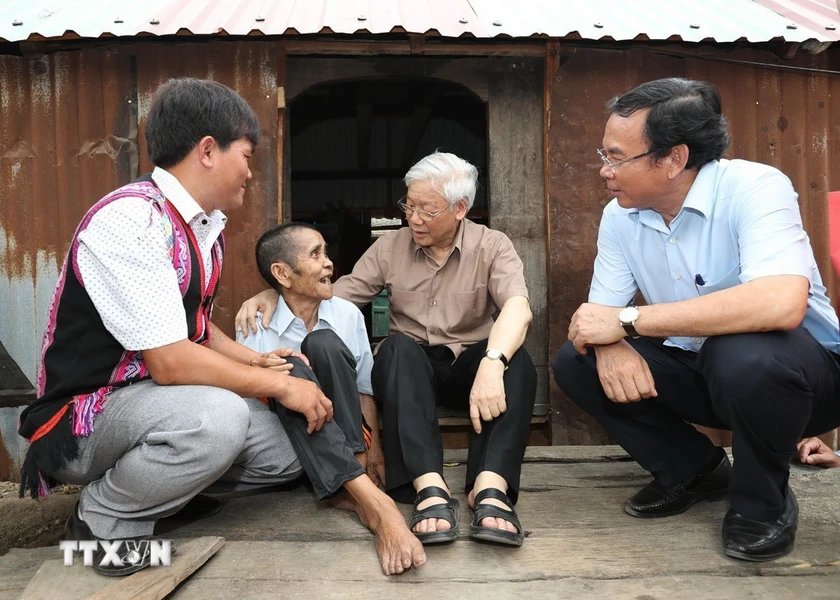 Tổng Bí thư Nguyễn Phú Trọng thăm, tặng quà thương binh Đinh Phi và vợ là Đinh Brat, hộ gia đình chính sách có hoàn cảnh đặc biệt khó khăn ở làng Tung Ke 2, xã Ayun, huyện Chư Sê, tỉnh Gia Lai, chiều 12.4.2017. Ảnh : Trí Dũng/TTXVN 