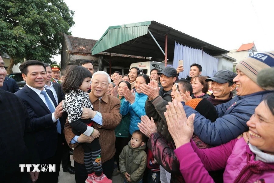 Việc Đảng và Nhà nước trao tặng Huân chương Sao Vàng cho Tổng Bí thư là sự ghi nhận của Đảng, Nhà nước và nhân dân đối với những công lao, đóng góp to lớn, đặc biệt xuất sắc của đồng chí Tổng Bí thư đối với sự nghiệp Cách mạng của Đảng, của dân tộc. Trong ảnh: Tổng Bí thư Nguyễn Phú Trọng với nhân dân xã Tây An, huyện Tiền Hải, Thái Bình. Ảnh: Trí Dũng/TTXVN