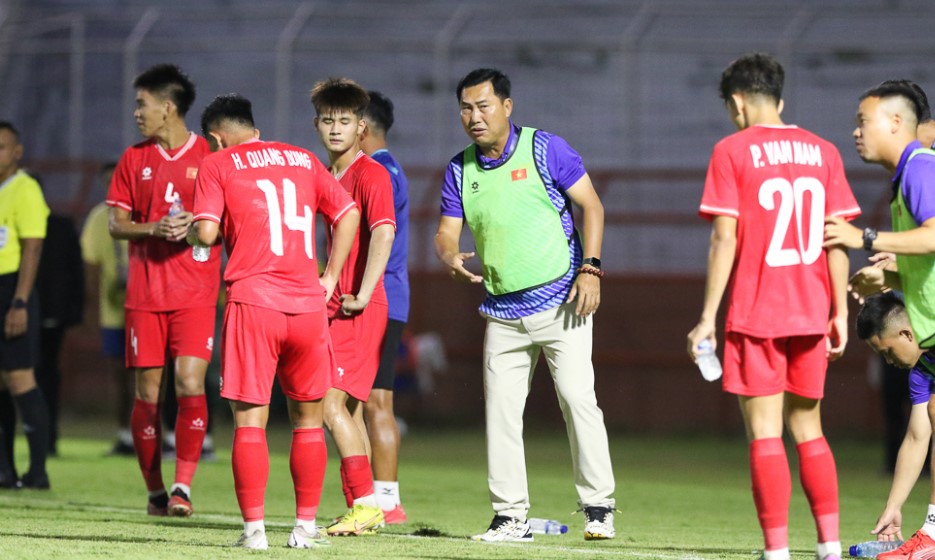 Huấn luyện viên Hứa Hiền Vinh tiếc nuối sau trận hòa của U19 Việt Nam trước U19 Myanmar. Ảnh: VFF