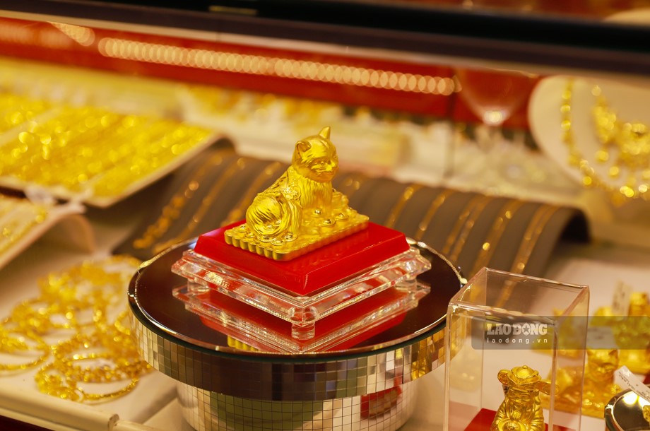 Experts point to interest rate cut expectations as the main driver of precious metals' renewed strength. Photo: Linh Trang