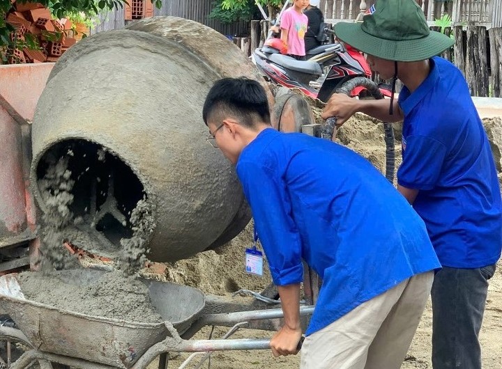 Students help build projects in Dak Lak province. Photo: Bao Trung