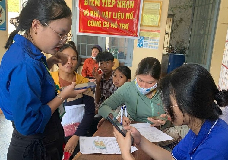 Students assist people in resolving questions about issues related to citizen identification. Photo: Bao Trung